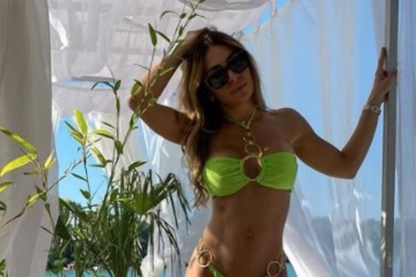 SUPRUGA SRPSKOG KOŠARKAŠA MAMI NA GREH U IZAZOVNOJ KOMBINACIJI: Uvila nogice i napravila bezobraznu pozu! (FOTO)