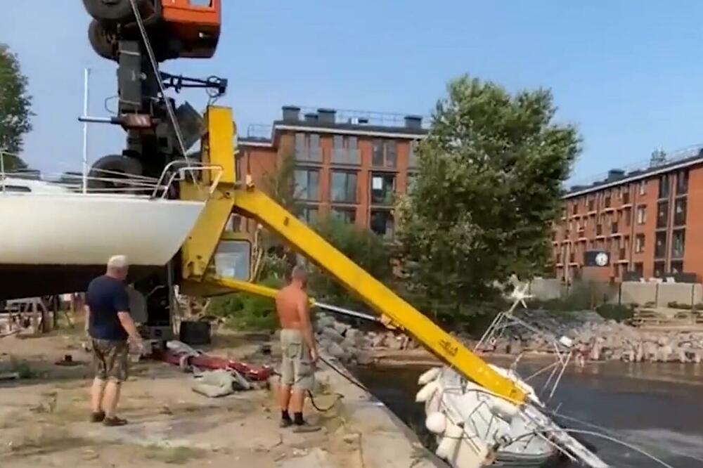 STRAVIČNA NESREĆA U MARINI! Kran je trebao da ubaci brod u vodu, a onda je sve pošlo po ZLU! (VIDEO)