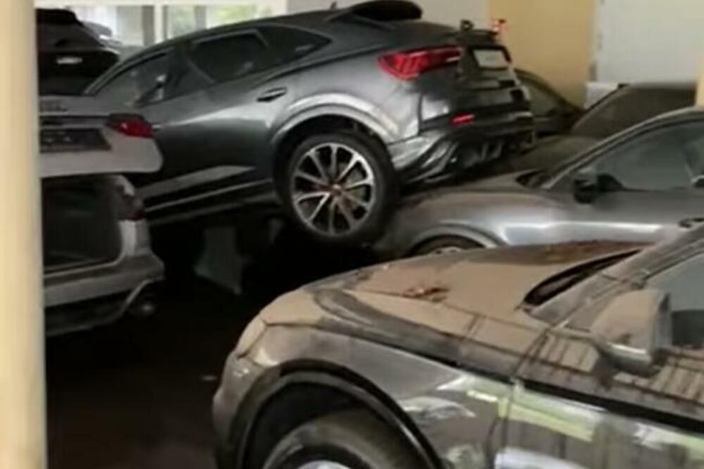 DESETINE NOVIH AUTOMOBILA UNIŠTENO U NEMAČKOM SALONU! Stoje jedni na drugima, nakon poplave su BESKORISNI! (VIDEO)