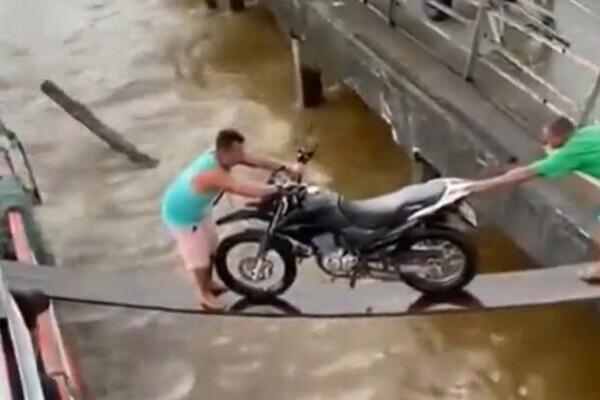 GENIJI SU POKUŠALI DA UBACE MOTOR PREKO BUJICE U BROD! Šta mislite kako se završila ova ZAMISAO! (VIDEO)