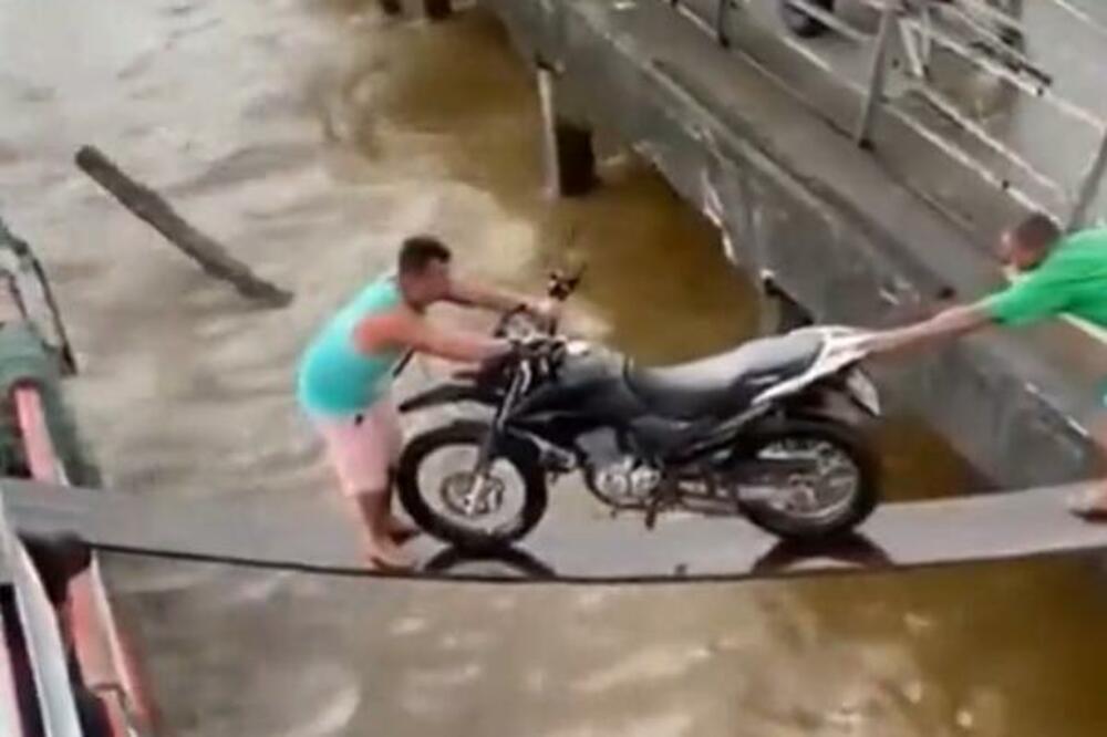 GENIJI SU POKUŠALI DA UBACE MOTOR PREKO BUJICE U BROD! Šta mislite kako se završila ova ZAMISAO! (VIDEO)