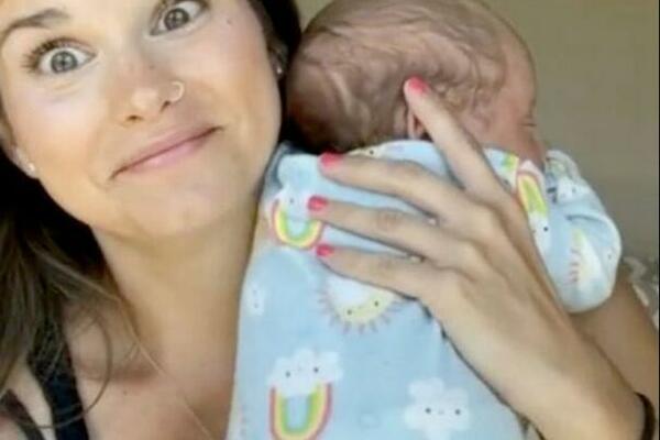 MAJKA PODELILA GENIJALAN TRIK ZA PODRIGIVANJE DETETA: Milionski video postao neviđeni HIT! (VIDEO)