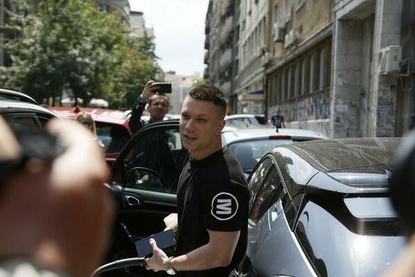 RELJA STIGAO U PORODILIŠTE PO NIKOLIJU I BEBU: Ponosni tata VAN SEBE od sreće! (VIDEO)