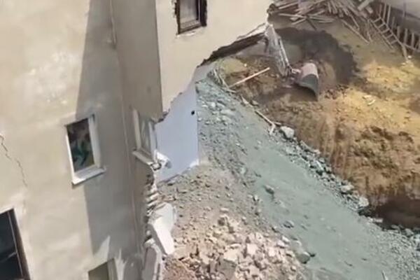 PRVI SNIMAK: Srušio se još jedan deo zgrade u Vidovdanskoj! (VIDEO)