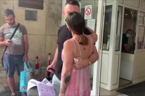 NIKOLIJA NAPUSTILA PORODILIŠTE SA ĆERKICOM I RELJOM: Pao i POLJUBAC! (FOTO)