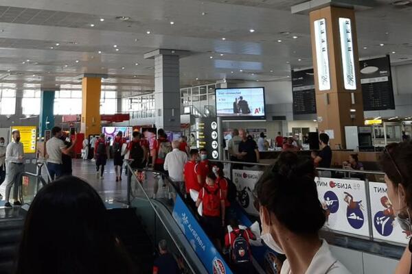 ZBRKA NA AERODROMU: Svi čekali Noleta, pojavili se FUDBALERI ZVEZDE! (FOTO) (VIDEO)