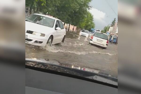 U ĆIĆEVCU I DANAS POTOP: Voda dolazi do brava, vatrogasci iznose stvari iz kuća (FOTO)