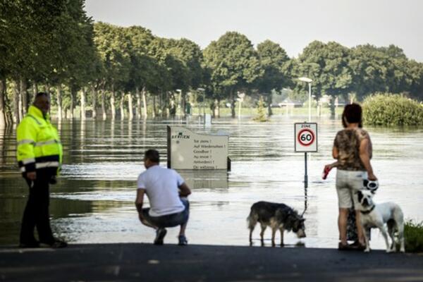 HOLANDIJA JE PRVA ZAPADNOEVROPSKA ZEMLJA KOJA JE OPET UVELA KARANTIN! Sve staje od 19 časova