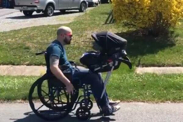 HUMAN GEST TINEJDŽERA: Izumeli konstrukciju za invalidska kolica kako bi OTAC mogao da šeta BEBU! (VIDEO)
