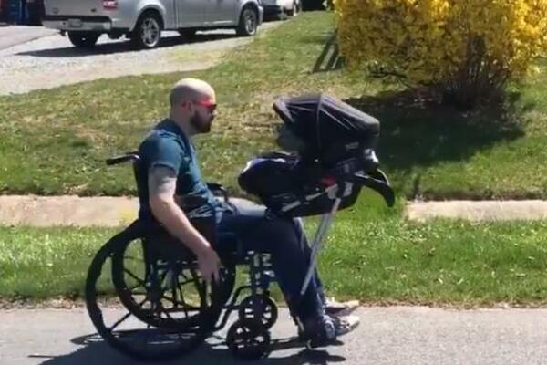 HUMAN GEST TINEJDŽERA: Izumeli konstrukciju za invalidska kolica kako bi OTAC mogao da šeta BEBU! (VIDEO)