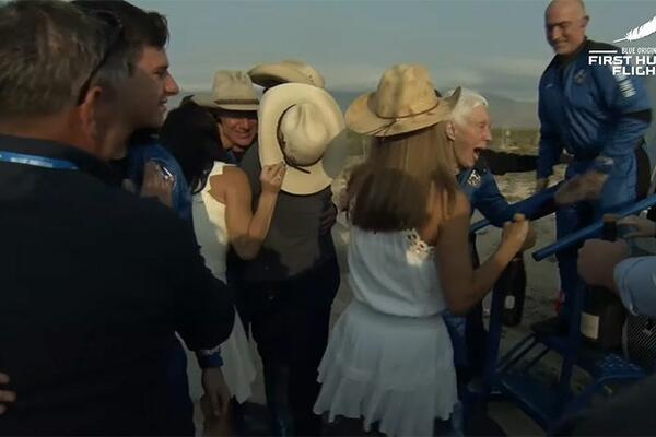 BEZOSA PO POVRATKU NA ZEMLJU ZGRABILA ATRAKTIVNA CRNKA: Ovaj momenat je svima promakao! (VIDEO)