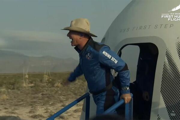 MILIJARDER UHVAĆEN SA ŽDERAČICOM MUŽEVA: Razmenjivali nežnosti nasred ulice,al svi gledali u NJENE GRUDI! (FOTO)