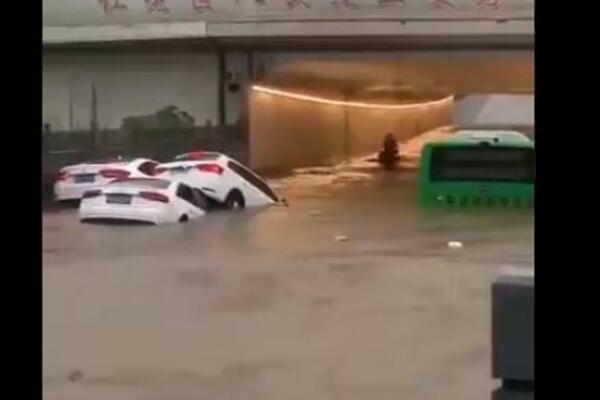 JAKE POPLAVE POTOPILE METRO U CENTRALNOJ KINI: Putnici zarobljeni u vodi do ramena, OPŠTI HAOS! (VIDEO)