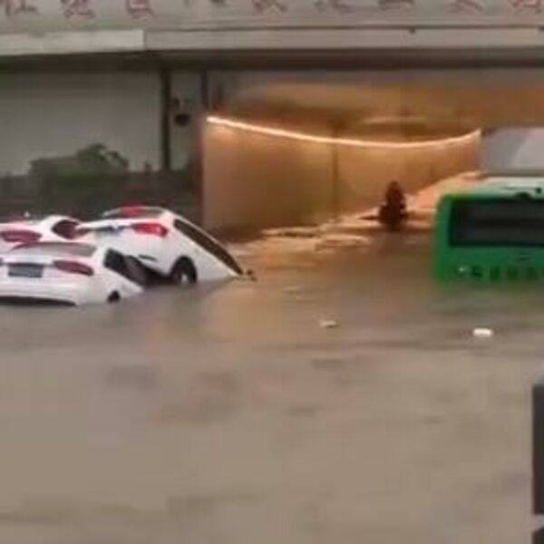 BROJ ŽRTAVA U POPLAVAMA U KINI SE POPEO NA 51! Voda se tek sad povukla pa spasioci mogu da priđu NAJUGROŽENIJIMA!