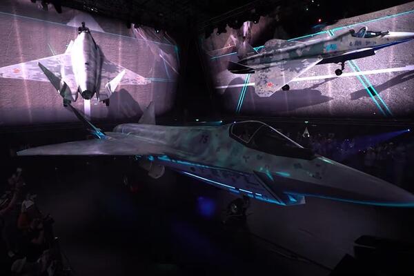 RUSIJA DANAS PREDSTAVLJA TOTALNO NOVI TIP BORBENOG AVIONA: Pažnja celog sveta na zagonetnoj SUPER LETELICI (VIDEO)