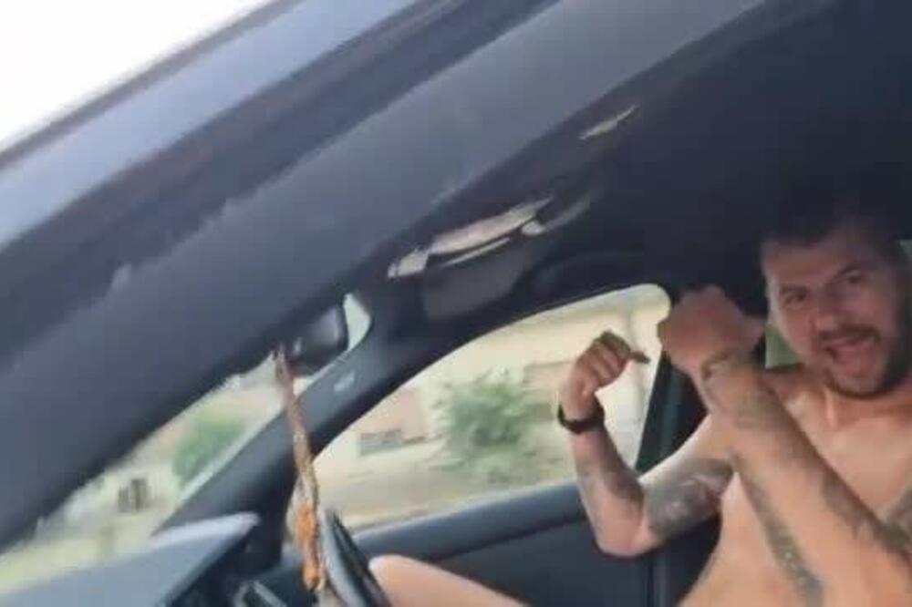 SKANDALČINA! JANJUŠ SE SNIMAO DOK DIVLJAČKI VOZI KROZ NASELJENO MESTO BEZ POJASA: Umesto na put gleda u KAMERU!