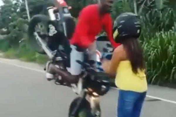 HTEO DA IMPRESIONIRA DEVOJKU PA SE OBRUŠIO NA NJU! Trik sa motorom se završio KATASTORFALNO! (VIDEO)