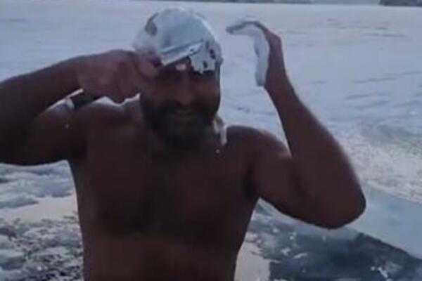 LUDI RUS SE KUPA NA -17 I BRIJE GLAVU SEKIROM! Isplivao ispod sante leda, pa počeo sa POSLOM! (VIDEO)