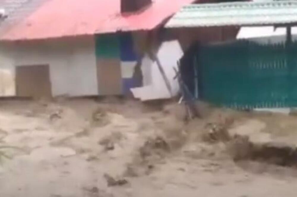 POPLAVE NA 36 LOKACIJA U RUMUNIJI: Spasioci se trude da evakuišu desetine turista BLOKIRANIH VODOM (VIDEO)