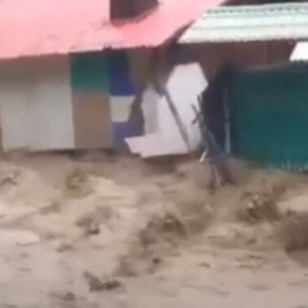 POPLAVE NA 36 LOKACIJA U RUMUNIJI: Spasioci se trude da evakuišu desetine turista BLOKIRANIH VODOM (VIDEO)