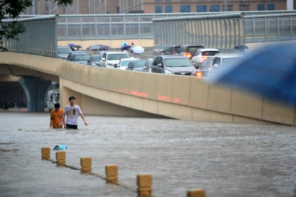 BROJ ŽRTAVA VELIKIH POPLAVA U KINI PORASTAO NA 33: 8 ljudi nestalo, putevi poplavljeni, a KIŠA ne prestaje!