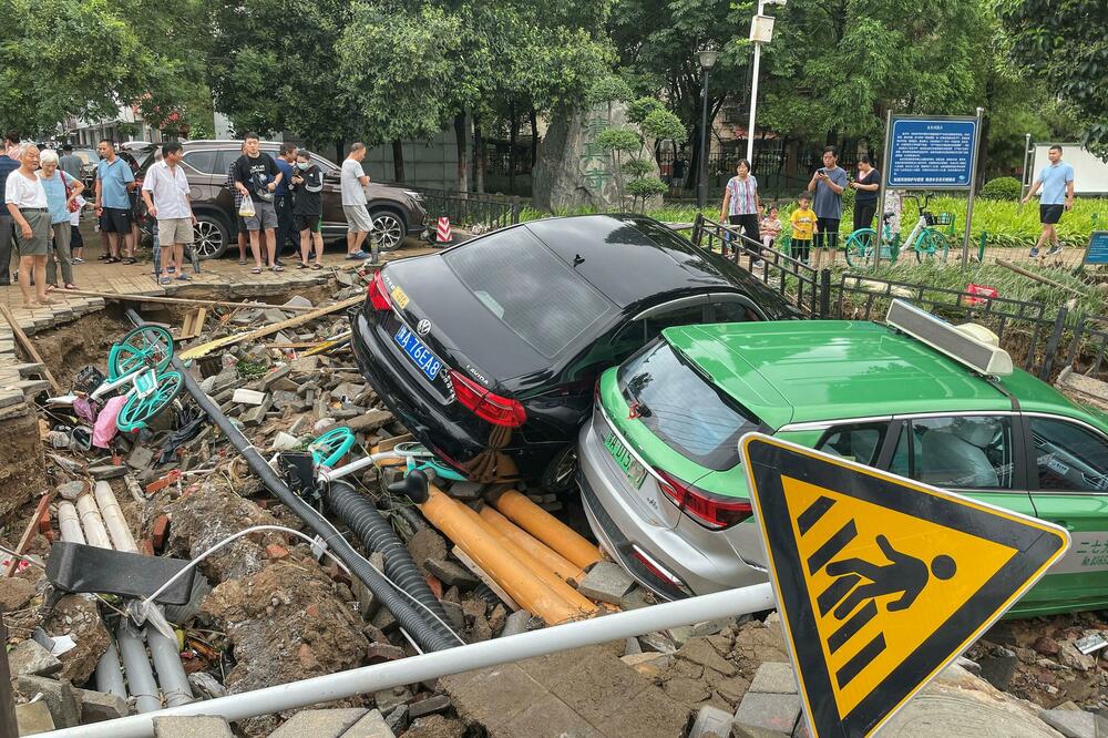 SPAŠEN ČOVEK ZAROBLJEN U GARAŽI: Broj žrtava kineske poplave ne prestaje da raste