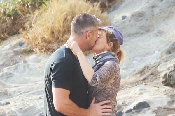 TOPI SE U NJEGOVOM ZAGRLJAJU, SVE PUCA! Par nije mogao da SMIRI STRASTI iako su bili u JAVNOSTI! (FOTO)