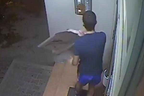 STRAŠNO! Muškarac RAZMAZAO izmet Novosađanima po interfonu! SVE VREME SE SMEJAO DOK JE TO RADIO (VIDEO)