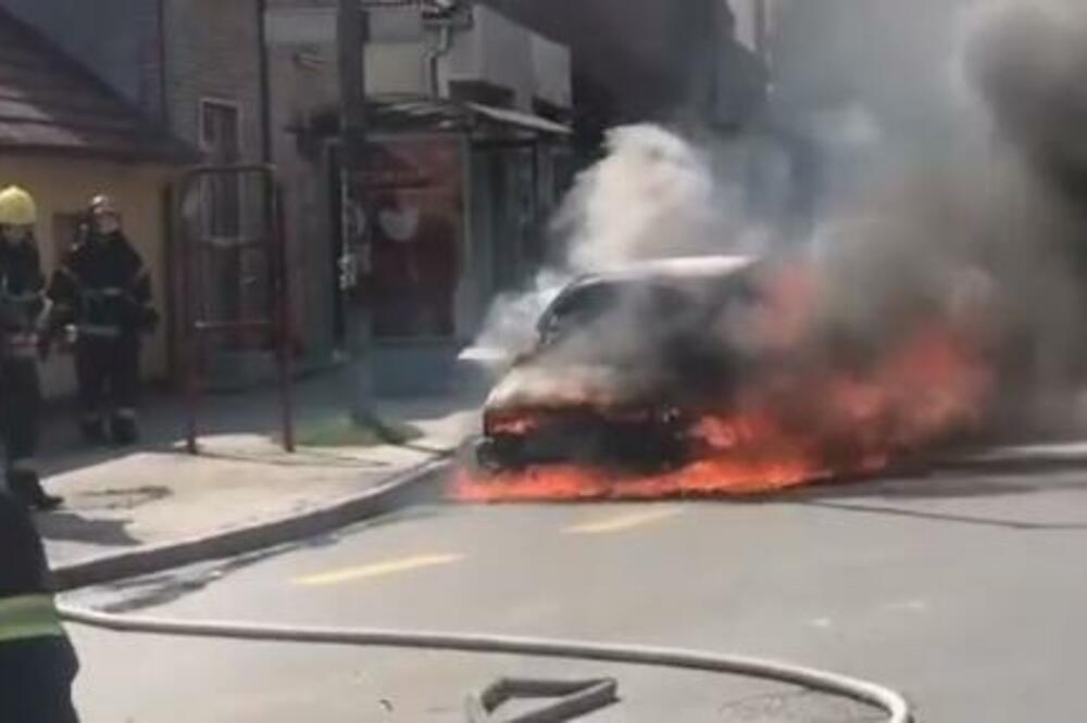 HAOS U NOVOM SADU: Zapalio se auto, VATRA ga celog progutala (VIDEO)