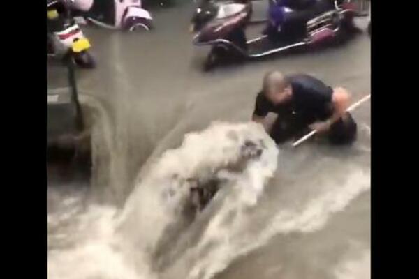 JEZIVE SCENE U KINI: Grupa ljudi iz BUJICE pokušava da spase ženu, jedva se BORI da drži glavu iznad VODE! (VIDEO)