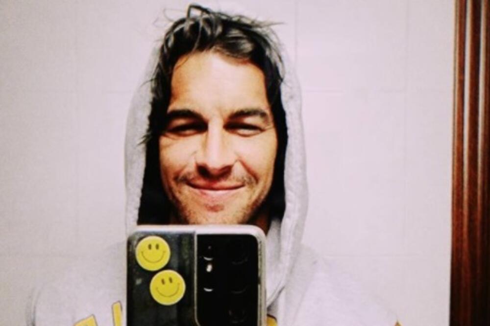 ŽENE, JAKO UDAHNITE, OVAKVOG DASU NISTE SKORO VIDELE! Skinuo se i pokazao TRBUŠNJAKE, preplanuo i VREO!