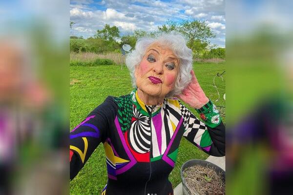 NAJSTARIJU INFLUENSERKU IKAD PRATE MILIONI! Provokativno pozira, pokazuje GOLOTINJU i ZARAĐUJE OGROMNE PARE!