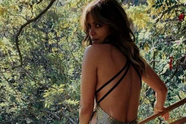 NAJZGODNIJA HOLIVUDSKA GLUMICA JE UPRAVO POSTAVILA FOTKU IZ KADE: Na sebi ima samo ČIZME!!! (FOTO)