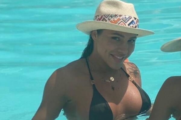 KAKVA BOMBA! SANDRA AFRIKA SE SKINULA NA SVOJOJ JAHTI, PRIZOR JE NEZABORAVAN: Telo joj gori od brutalnosti! (FOTO)