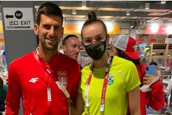 SELFI SA NOVAKOM VREDNIJI OD MEDALJE: Sportisti u Olimpijskom selu opsedaju Đokovića za zajedničku sliku! (FOTO)