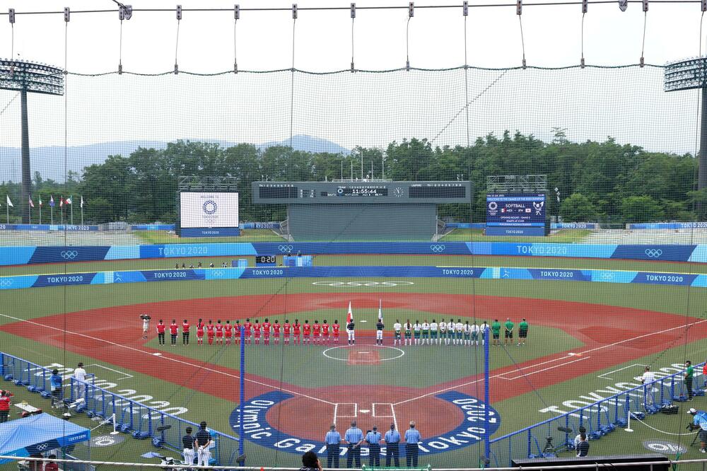 NEOBIČAN POSETILAC NA OLIMPIJSKOM BORILIŠTU: Sve su mogli da očekuju, ali da medved uđe na stadion...