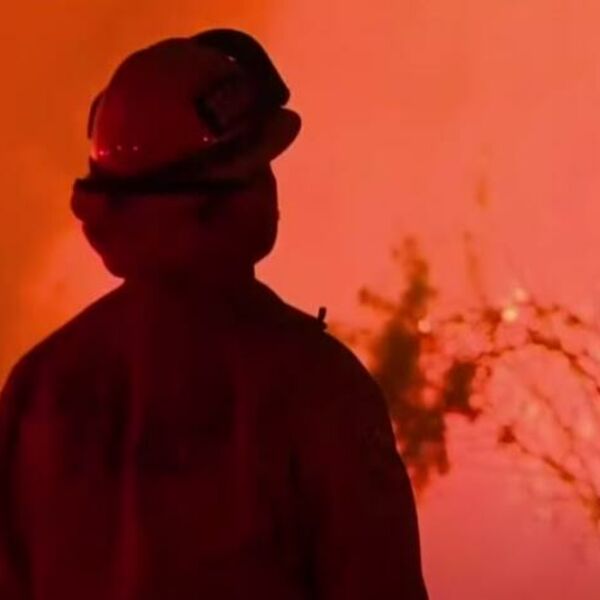 EVAKUISANO NEKOLIKO PODRUČJA OKO ATINE ZBOG POŽARA: Vatrena stihija zahvatila šume i preti da se proširi do kuća!