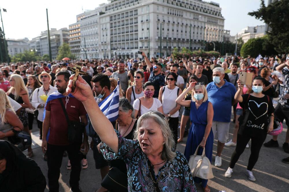 STOTINE GRČKIH ZDRAVSTVENIH RADNIKA IZAŠLO NA ULICE ATINE: U znak protesta zbog OBAVEZNE VAKCINACIJE!