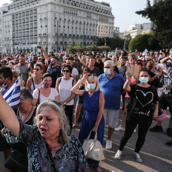 SUZAVAC I VODENI TOP NA PROTESTIMA U ATINI: Sukob policije i demonstranata koji su protiv VAKCINACIJE (VIDEO)