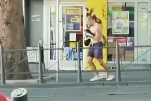 NEZAMAPĆEN PRIZOR NA SLAVIJI! Mladić se SKINUO, pa sparinguje sa saobraćajnim ZNAKOM, došla i POLICIJA! (VIDEO)