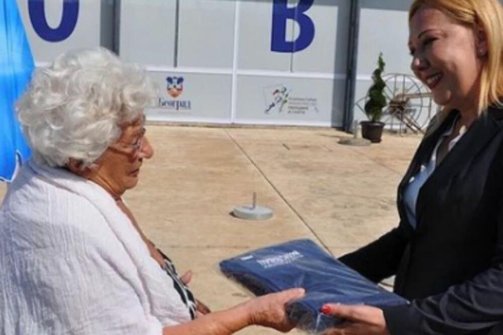 IVANA TOMIĆ ILIĆ: Imala sam čast da dočekam prve posetioce bazena na Banjici (FOTO)