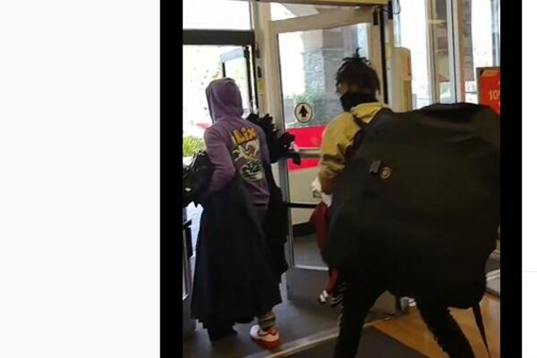 BEZAKONJE U GRADU ANĐELA! OROBILI PRODAVNICU PA MIRNO IŠETALI: Krađa izjednačena sa nepropisnim parkiranjem (VIDEO)