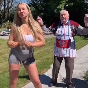 (VIDEO) POGLEDAJTE SAMO ŠTA JE DEDA RADIO IZA ZGODNE PLAVUŠE: Ljudi ostali u ŠOKU!