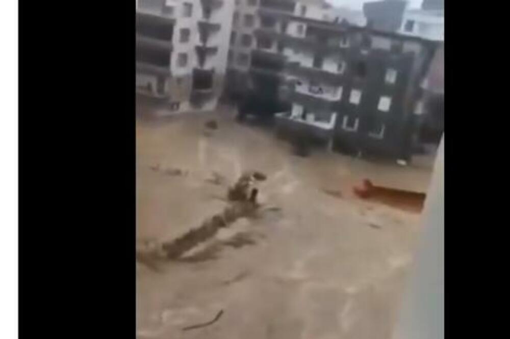 I SEVEROISTOČNA TURSKA POGOĐENA RAZARAJUĆIM POPLAVAMA: Kiša aktivirala klizišta, ulice se pretvorile u REKU (VIDEO)