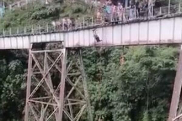 BANDŽI DŽAMPING KOJI SE KOBNO ZAVRŠIO: Žena skočila bez KANAPA u provaliju, čula ZNAK koji nije bio za nju! (VIDEO)