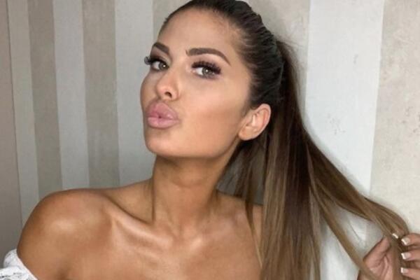 TELO ČISTA 10-KA! NAJVRELIJA SRPSKA VODITELJKA U HOT IZDANJU: Crvena čipka PRŠTI na njoj, PROVIDI se kod GRUDI!