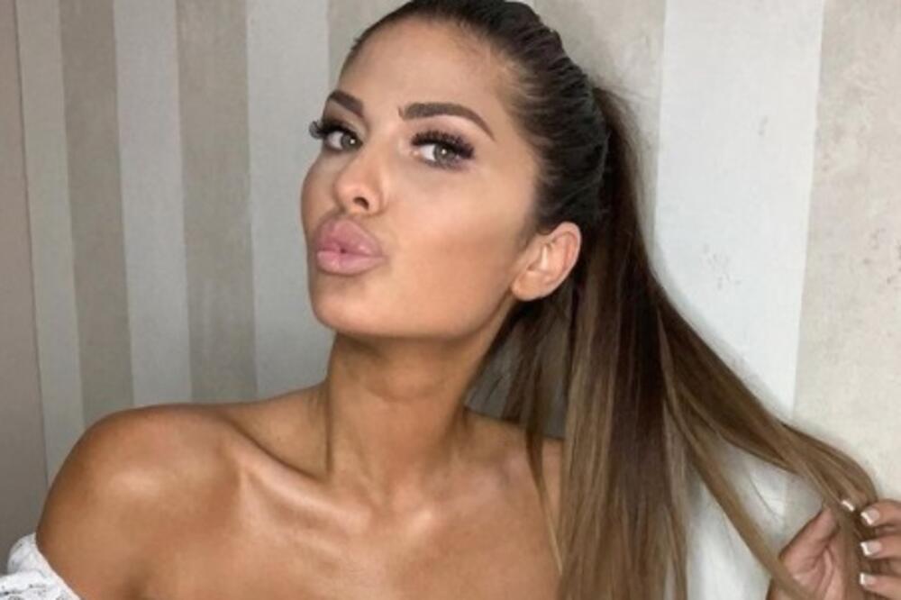 TELO ČISTA 10-KA! NAJVRELIJA SRPSKA VODITELJKA U HOT IZDANJU: Crvena čipka PRŠTI na njoj, PROVIDI se kod GRUDI!