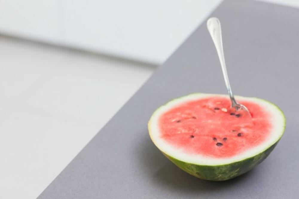 DA LI BISTE PROBALI LUBENICU NA ŠTAPIĆU? Sladoled je za ovo MALA MACA, pun je OSVEŽENJA (RECEPT)