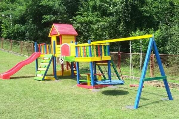 LEPE VESTI IZ PRAVOSLAVNE CRKVE U DRINJAČI: Montiran prvi deo igraonice koju je Hramu i deci poklonio RADULJICA!