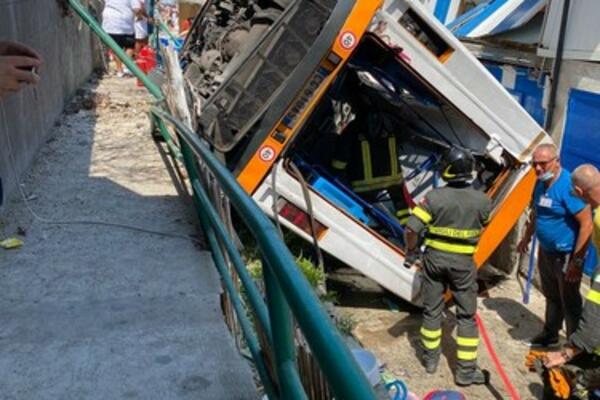 SAOBRAĆAJNA NESREĆA NA ITALIJANSKOM LETOVALIŠTU: Autobus se survao na plažu, vozač je poginuo